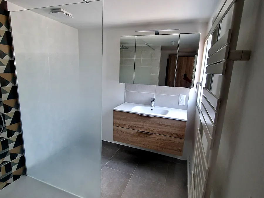 Salle d'eau de plain-pied, douche sans seuil