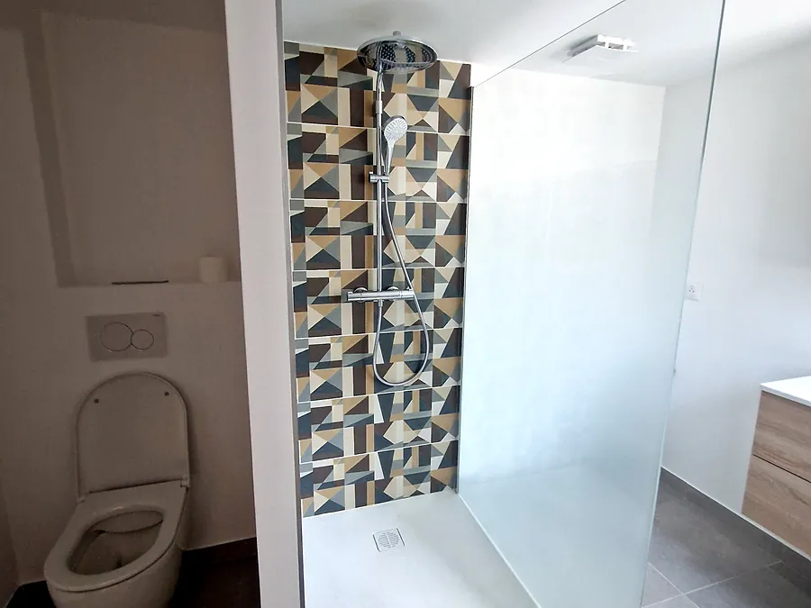 Salle d'eau de plain-pied, douche sans seuil