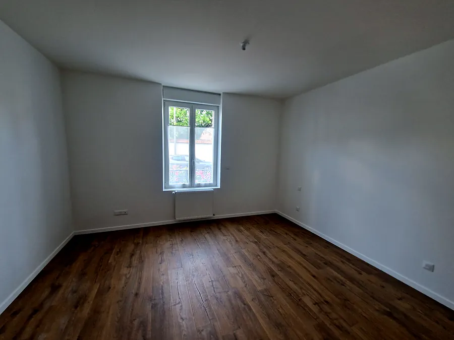 Pièce livrée après rénovation : parquet, peinture, menuiseries