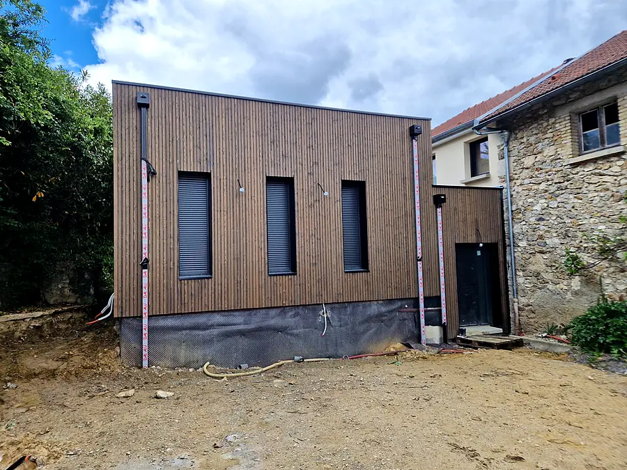 Extension de plain-pied en prolongement de la maison, bardage bois