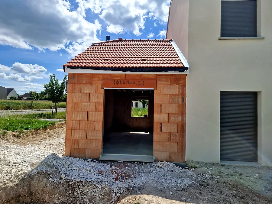 Annexe maçonnée accolée à la maison, charpente et couverture posées